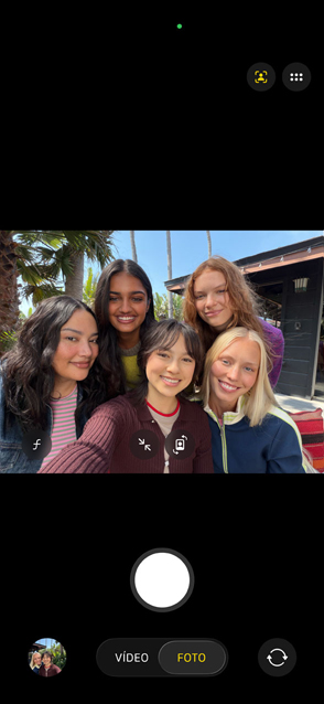 Tela do iPhone 17 mostrando uma selfie em grupo com o recurso Palco Central para fotos