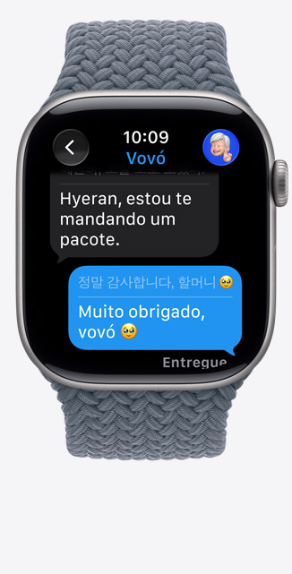 Apple Watch Series 11 com caixa cinza-espacial de alumínio, a Tradução ao Vivo altera o idioma do iMessage para inglês, pulseira loop solo trançada na cor azul-âncora
