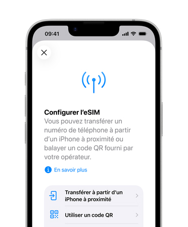 iPhone dix-sept-e, face avant, montrant la fonctionnalité Configurer une eSIM qui permet de transférer un numéro de téléphone à partir d’un téléphone à proximité ou à l’aide d’un code QR