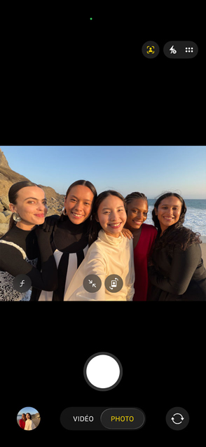 Écran d’un iPhone Air montrant un selfie de groupe avec la fonctionnalité Center Stage pour les photos