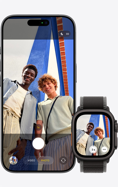 iPhone 17, face avant, caméra utilisée pour prendre un selfie de groupe, à côté d’une Apple Watch Ultra 3 avec l’app Appareil photo en cours d’utilisation