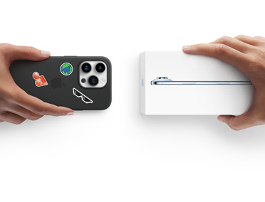 Dos manos intercambian un iPhone 13 con funda de silicona y stickers en la parte trasera por un nuevo iPhone Air en su caja.