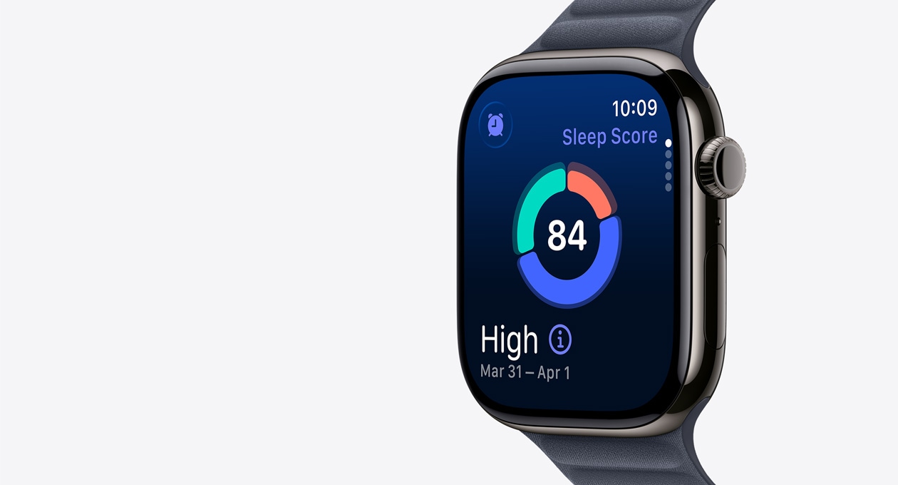 Apple Watch Series 11, břidlicově šedá barva, titanové pouzdro, na obrazovce je vidět kruhový graf spánkového skóre, na pravém boku korunka Digital Crown, řemínek, námořnicky modrý magnetický tah