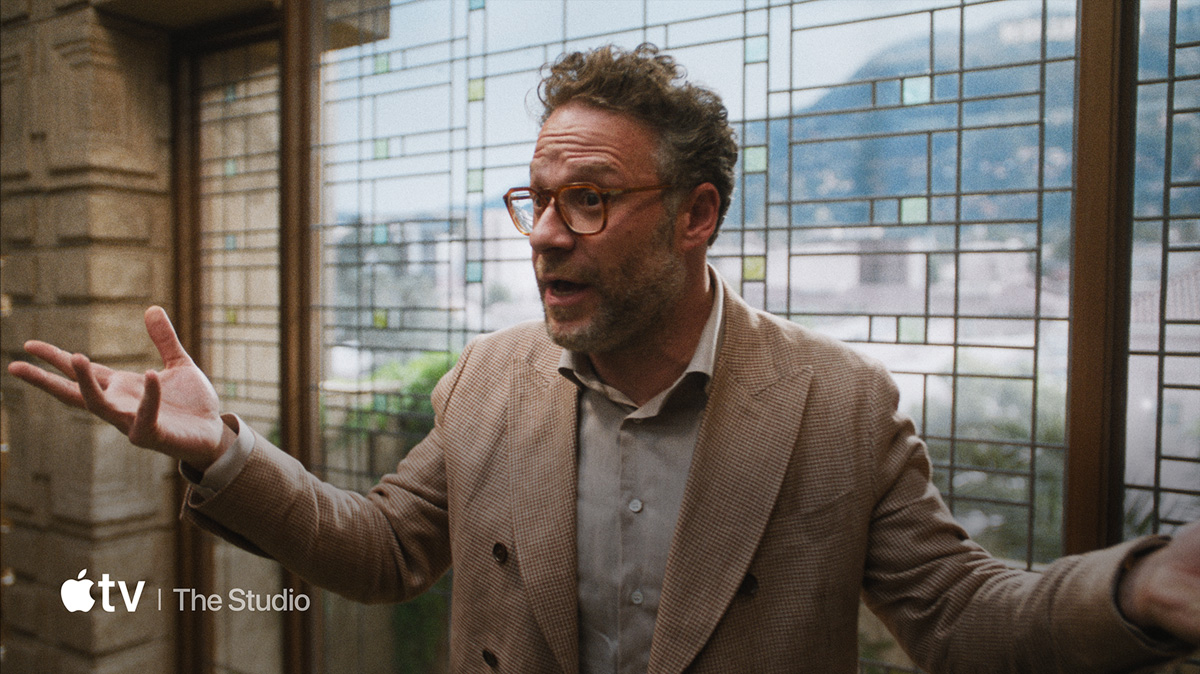 Televize s plochou obrazovkou ukazující video všech služeb Apple dostupných na Apple TV.