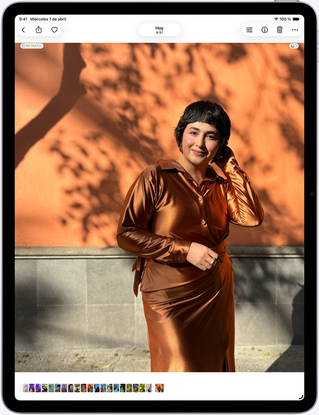 Parte delantera exterior del iPad Air de 13 pulgadas que muestra la app Fotos y la pantalla Liquid Retina