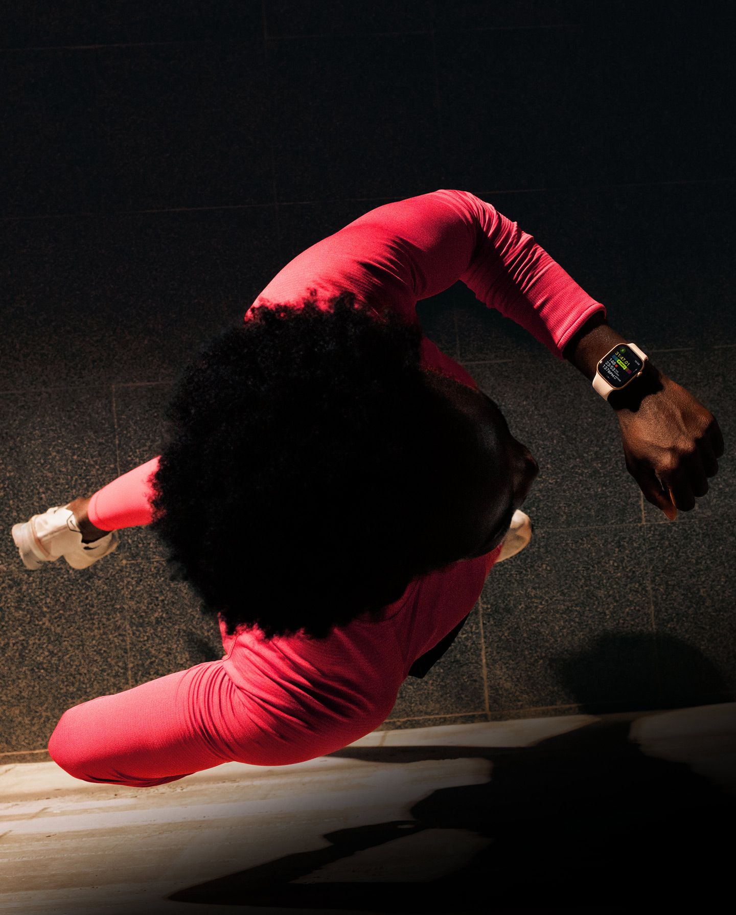 En person som är ute och springer kollar förloppet i appen Träning på Apple Watch Series 11