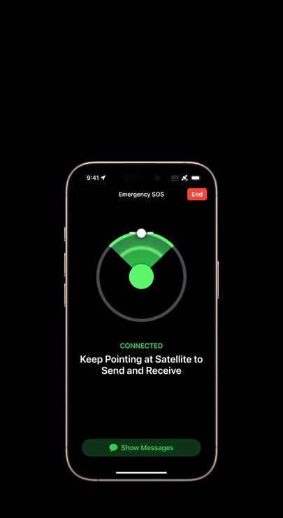 Demonstratie van berichten sturen via satelliet op iPhone 16 Pro in Desert Titanium