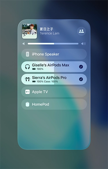 iPhone 上的 AirPlay 畫面，展示如何在兩對 AirPods 之間輕鬆分享音訊串流。