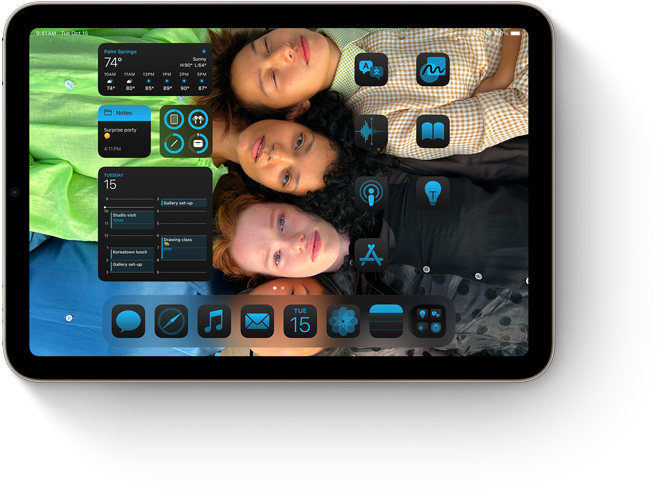 iPad mini prikazuje aplikacije i widgete koji su koordinirani s prilagođenom pozadinom na početnom zaslonu.