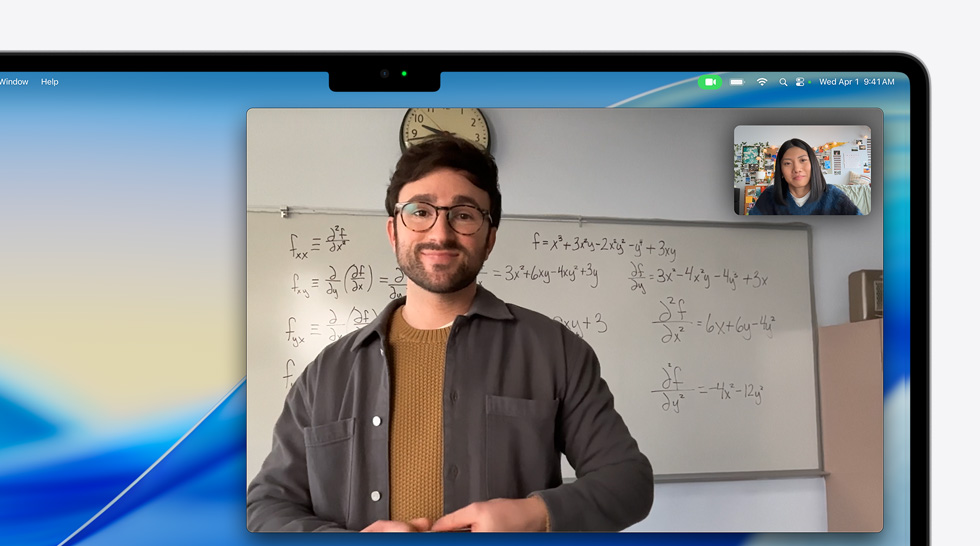 Animáció egy MacBook Airen folytatott videohívásról, amelyben az egyik résztvevő a másikhoz beszél, és közben a Rivaldafény funkció a kép közepén tartja, miközben helyet változtat