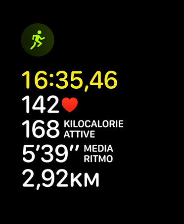 Schermata dell'allenamento Corsa, icona corsa, parametri: durata, frequenza cardiaca, ritmo attivo, ritmo medio, distanza