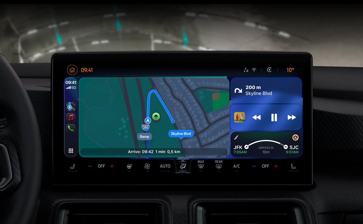 CarPlay in un’auto che mostra Mappe con le indicazioni stradali, Apple Music, informazioni sui voli e widget