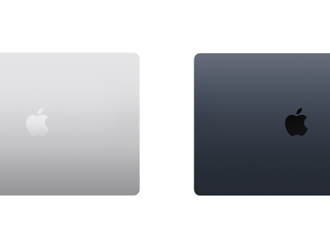 닫아 놓은 Mac 노트북 두 대를 위에서 바라본 모습.