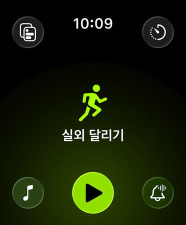 검은 배경의 각 모서리에 녹색 버튼이 있어 알림, 음악, 경험, 사용자 설정 운동 및 수치에 접근할 수 있는 운동 앱의 새로운 레이아웃. 중앙에는 녹색의 달리는 사람 아이콘이 있고, 그 아래 흰색 글자로 실외 달리기가 표시되며, 그 아래에는 녹색 재생 버튼이 있는 모습