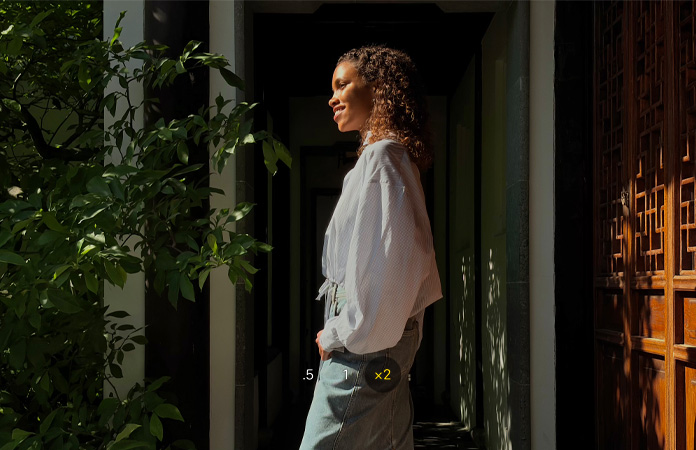 صورة لامرأة تم التقاطها باستخدام ميزة تقريب المسافات 2x في الكاميرا‏