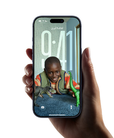 يد تحمل جهاز iPhone يعرض تصميم Liquid&nbsp;Glass الجديد الذي يتيح لأرقام الوقت التكيف بشكل ديناميكي مع الصورة على شاشة القفل