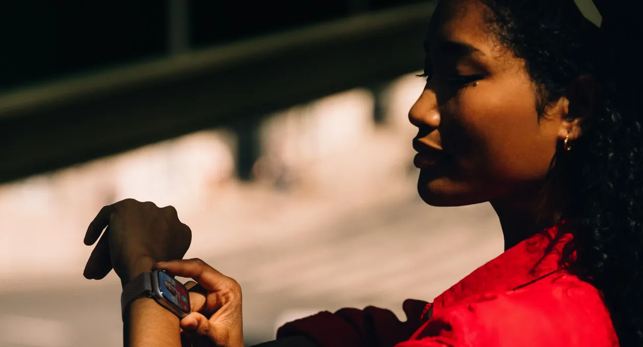 用户正在 Apple Watch Series 11 上接聽來電