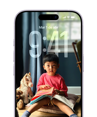 Pantalla bloqueada de un iPhone con la hora adaptada a la foto del fondo