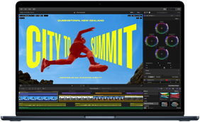 Ecranul unui MacBook Air, vedere parțială, arătând un proces de editare video pentru a demonstra capacitățile cipului M5