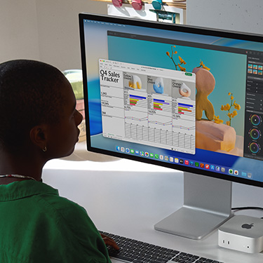 ผู้หญิงกำลังทำงานกับไฟล์ Excel บน Mac ขณะนั่งอยู่ที่โต๊ะทำงาน สเปรดชีต Excel ดังกล่าวเป็นตัวติดตามยอดขายของไตรมาส 4 ด้านหลังหน้าต่างไฟล์ Excel มีหน้าต่างของ Pixelmator Pro เปิดอยู่