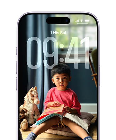 iPhone Kilit Ekranı, saat göstergesinin Kilit Ekranı fotoğrafına uyum sağladığını gösteriyor