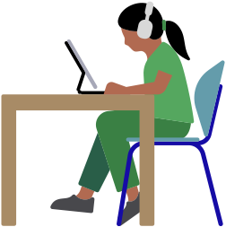 Une femme portant des AirPods Max et utilisant un iPad est assise à un bureau