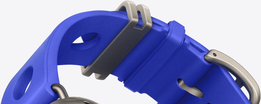 Apple Watch Hermès Scub' H Diving band, bleu néon colour (bright blue), molded rubber material, circular cutouts centered, natural colour titanium buckle and hardware