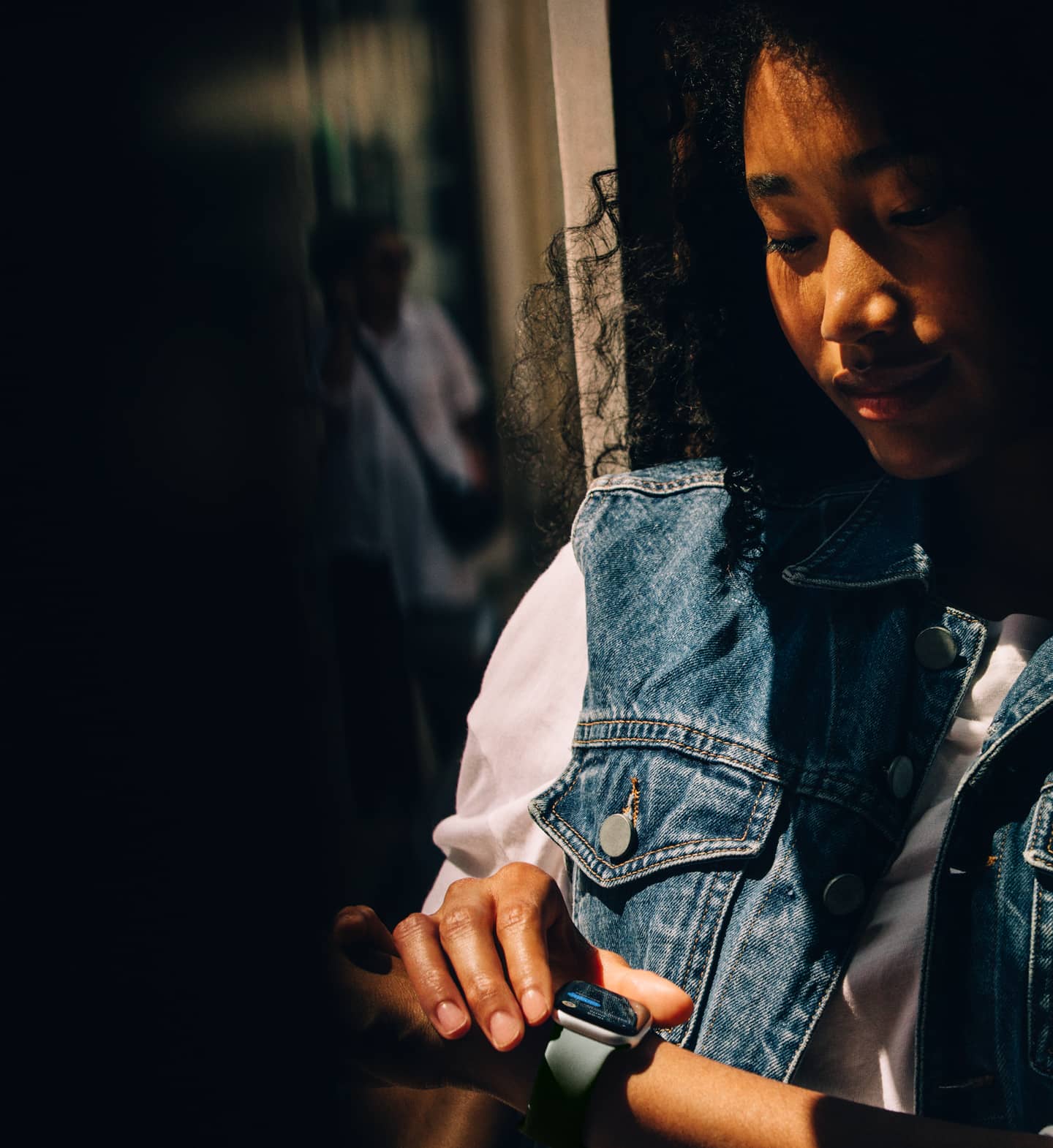 En person kollar Meddelanden på Apple Watch Series 11