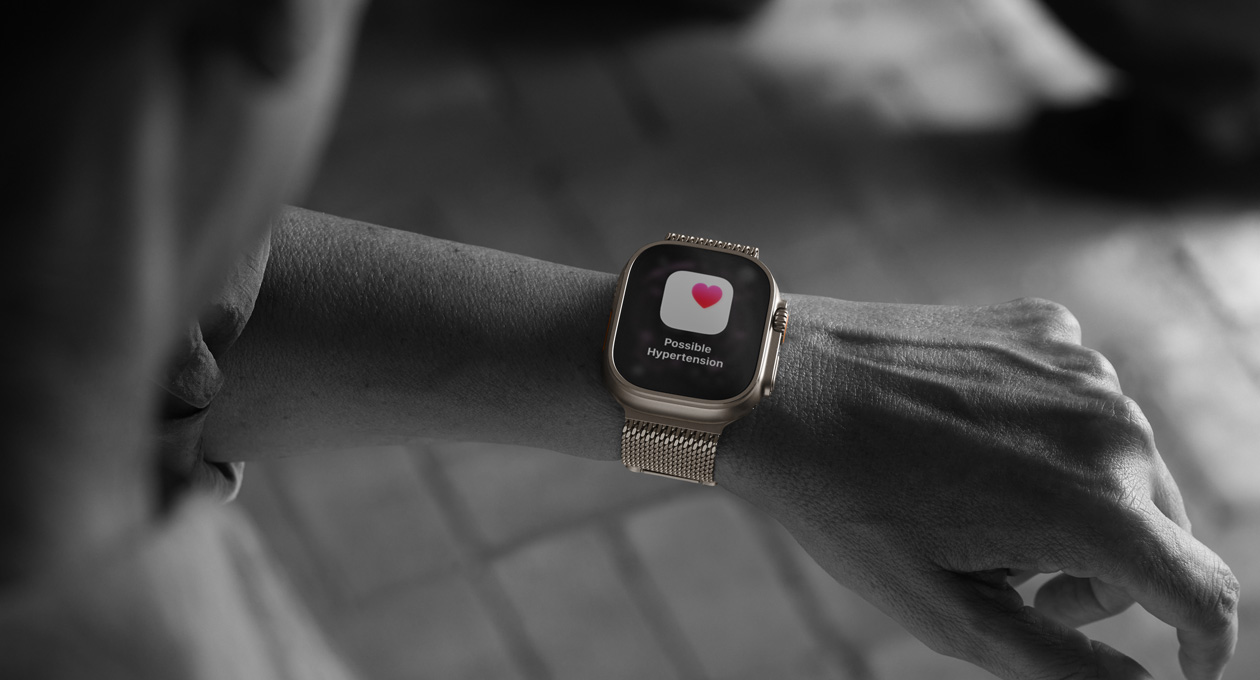 Iemand bekijkt een melding over hoge bloeddruk in de Gezondheid-app op Apple Watch Ultra 3