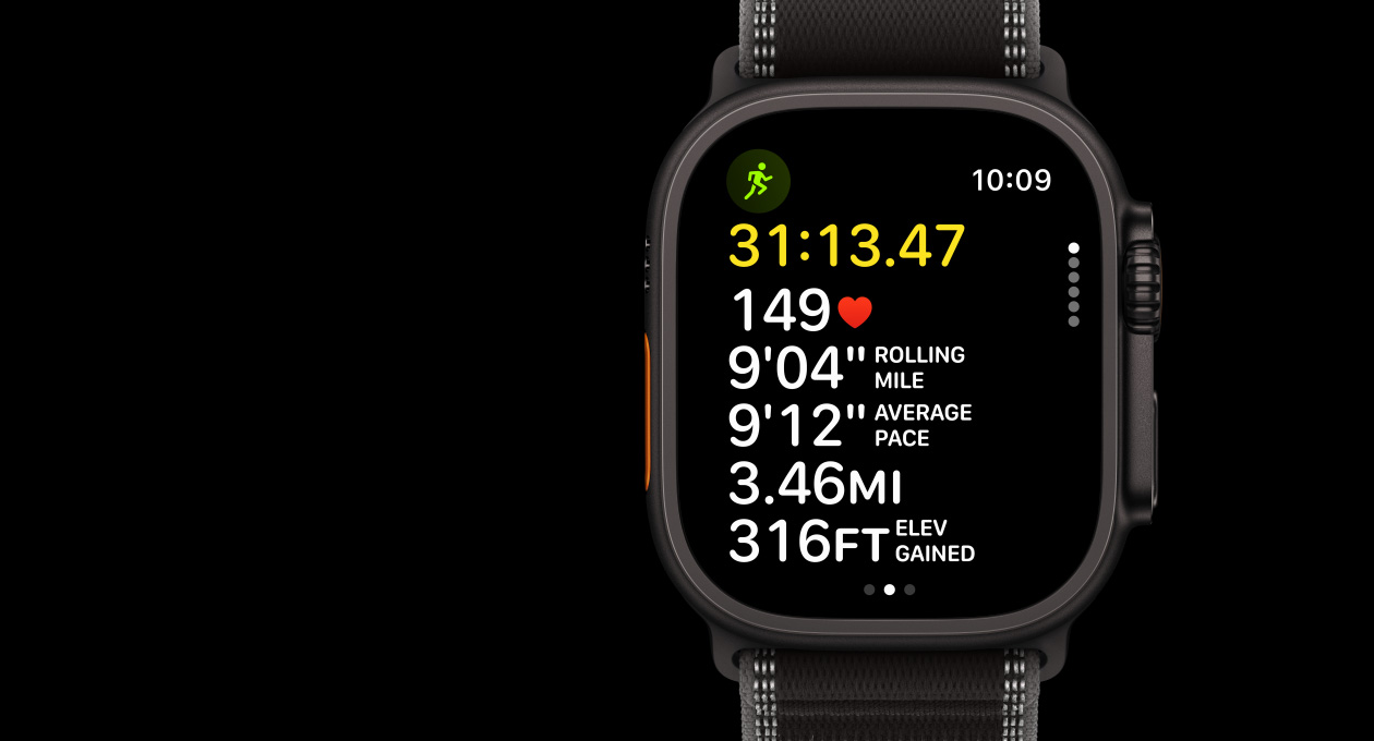 Apple Watch Ultra 3, kleur zwart, kast van titanium, Work-out-app, Buiten Hardlopen, linkerkant, Actieknop, rechterkant, Digital Crown, Zijknop, bandje, Trail-bandje, kleur zwart/houtskool