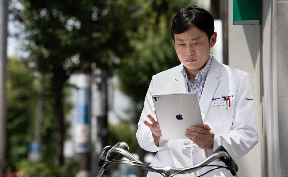 With the mobility of iPad, pharmacists can make house calls across the city.
