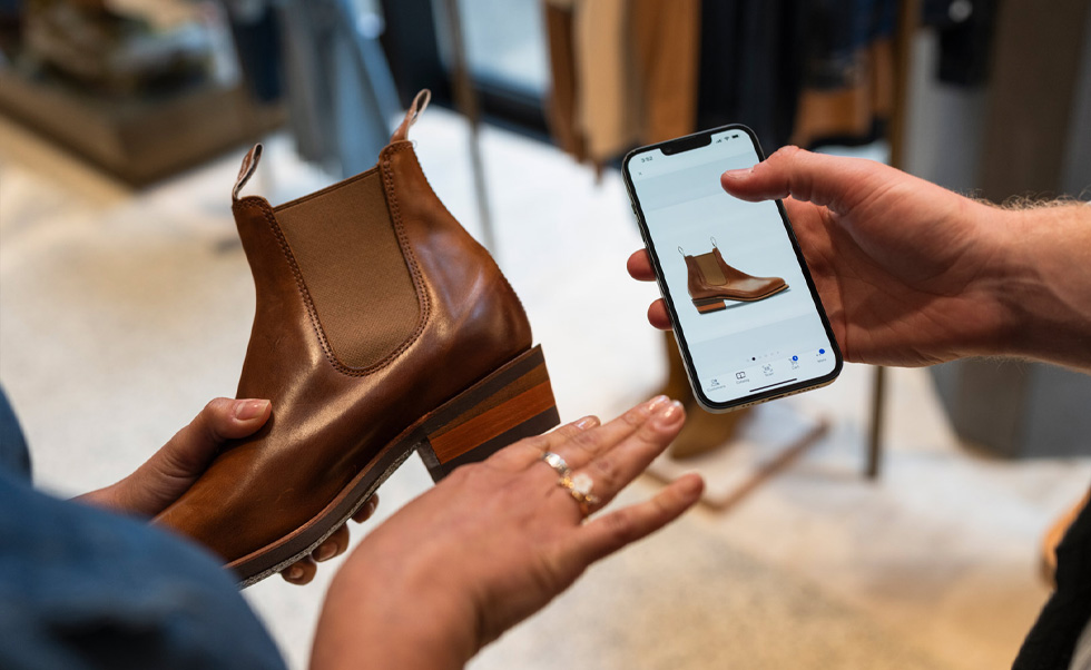 Un membre du personnel consulte les stocks sur l’app iOS NewStore.