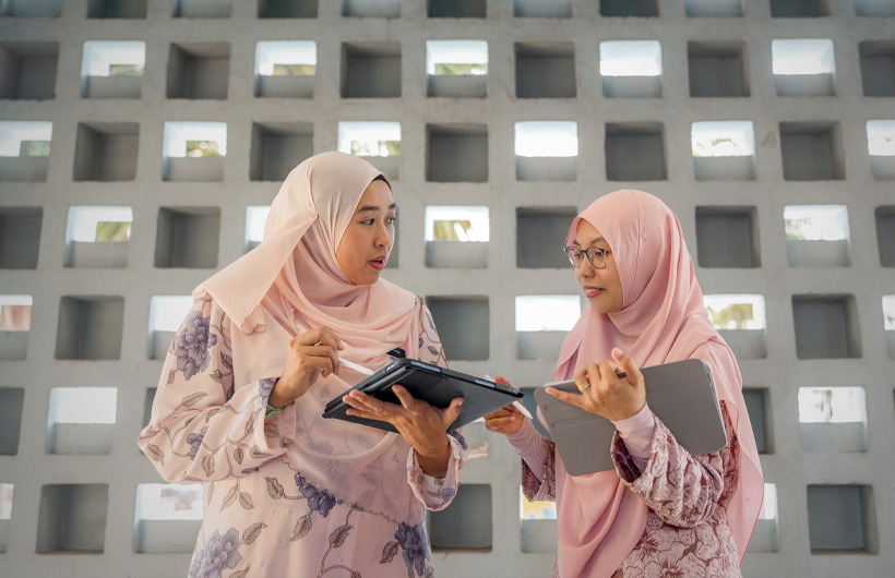 ALC 導師 Nur Safiqa Sapar 在 Sekolah Tun Fatimah 校內，為同事 Fatin Shahera 培訓。