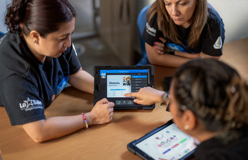 ALC 導師 Karla Alejandro Zamudio 在 Colegio Cristobal Colón 校內，與 Irma Jiménez Salazar 和 Mónica Blasco Manterola 分享教學資源。