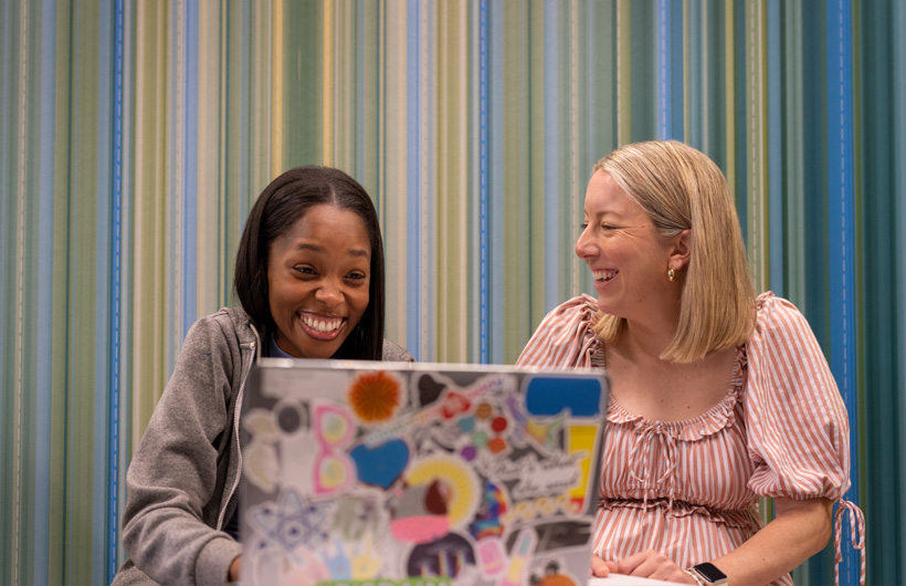 Richardson Independent School District 分組培訓課程期間，教師 Autumn Moore 與 ALC 導師 Kelsey Old 攜手合作。