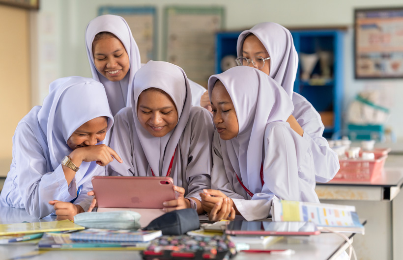 在 Sekolah Seri Puteri 校內，學生合力，以 iMovie 製作影片，展示對熱力學的理解。