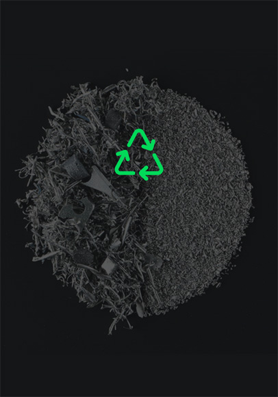 Stapel van gerecyclede aluminium snippers, groen recycling-symbool