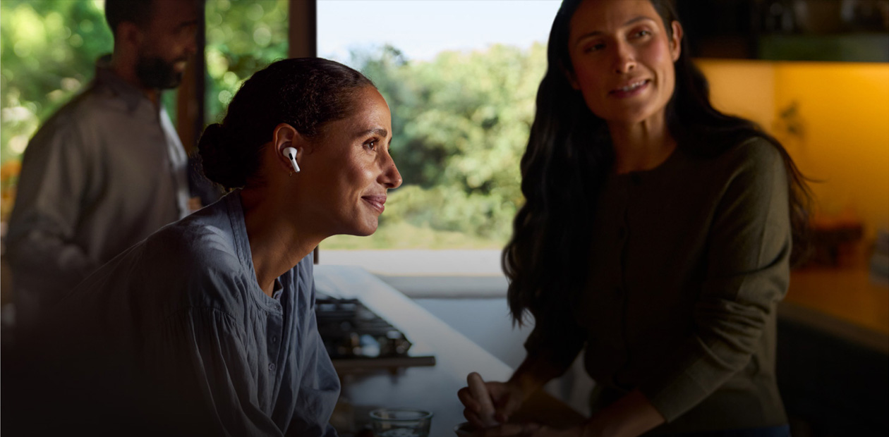 En kvinde med AirPods 2 i ørerne.