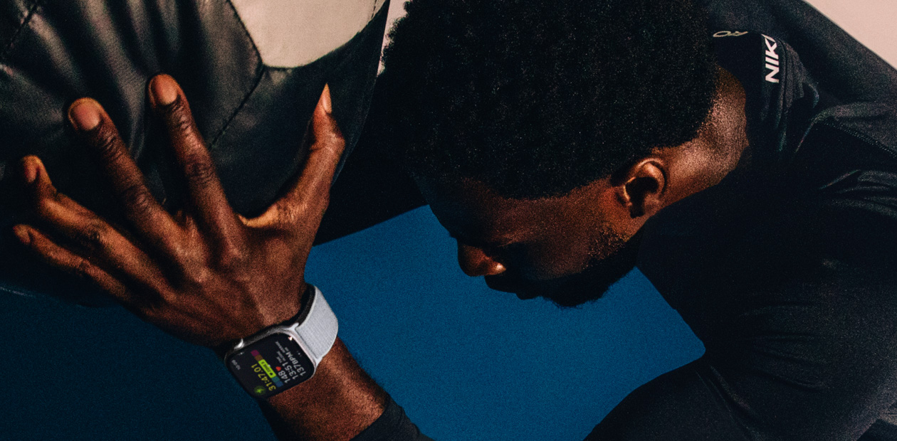 رجل يمارس الرياضة مُرتدياً ساعة Apple&nbsp;Watch.‏