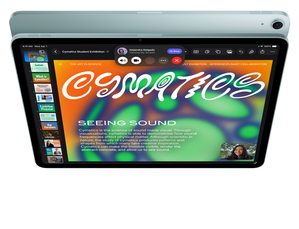 iPad Air vist forfra, brugeren er på FaceTime og ser på Keynote, enheden er placeret foran en anden iPad Air, som vender bagsiden til
