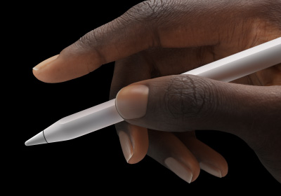 Mão a segurar o Apple Pencil Pro entre o polegar e o indicador.
