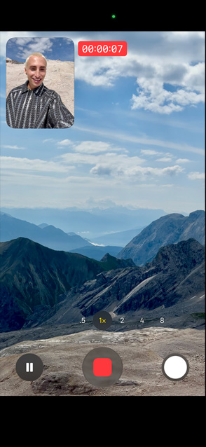 „iPhone 17 Pro“ iš priekio ekrane demonstruojama dvigubo fiksavimo vaizdo įrašai, kaip vienu metu matyti vaizdo įrašą, daroma priekine ir galine kameromis