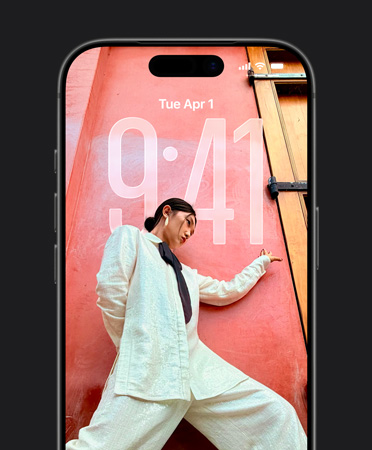 Ein iPhone Sperrbildschirm mit Uhrzeit, die an das gezeigte Foto angepasst ist