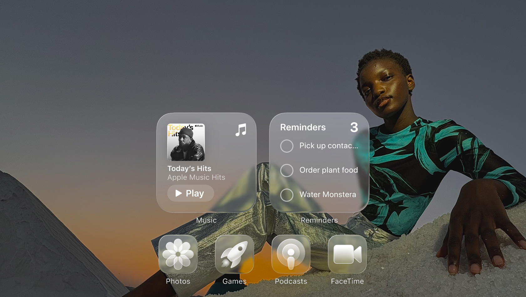 Liquid Glass Display mit transparenten App Symbolen für Apple Music, Erinnerungen, Fotos, Spiele, Podcasts und FaceTime, die das Hintergrundbild reflektieren