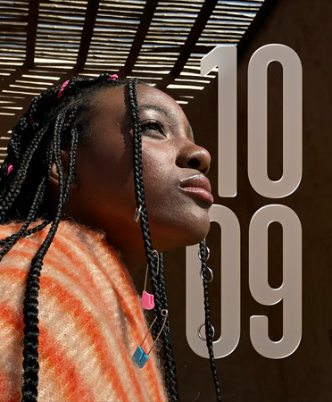 Vasemmalla henkilön kuva, läpikuultavat ajan numerot oikealla päällekkäin, ne jäävät siististi Kuvat-kellotaulussa esiintyvän henkilön taakse