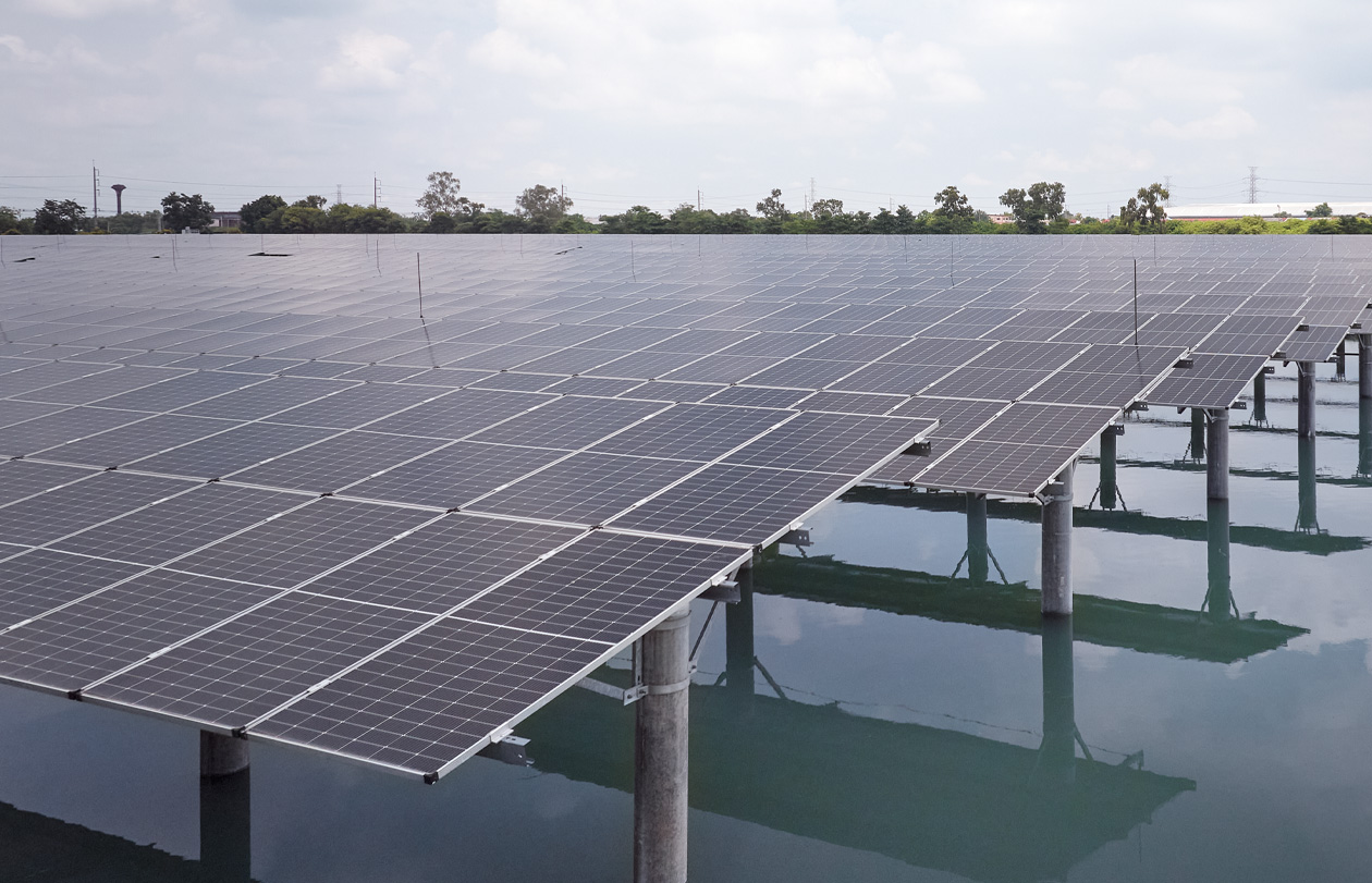 Een zonnepaneelinstallatie boven het water onder een bewolkte hemel