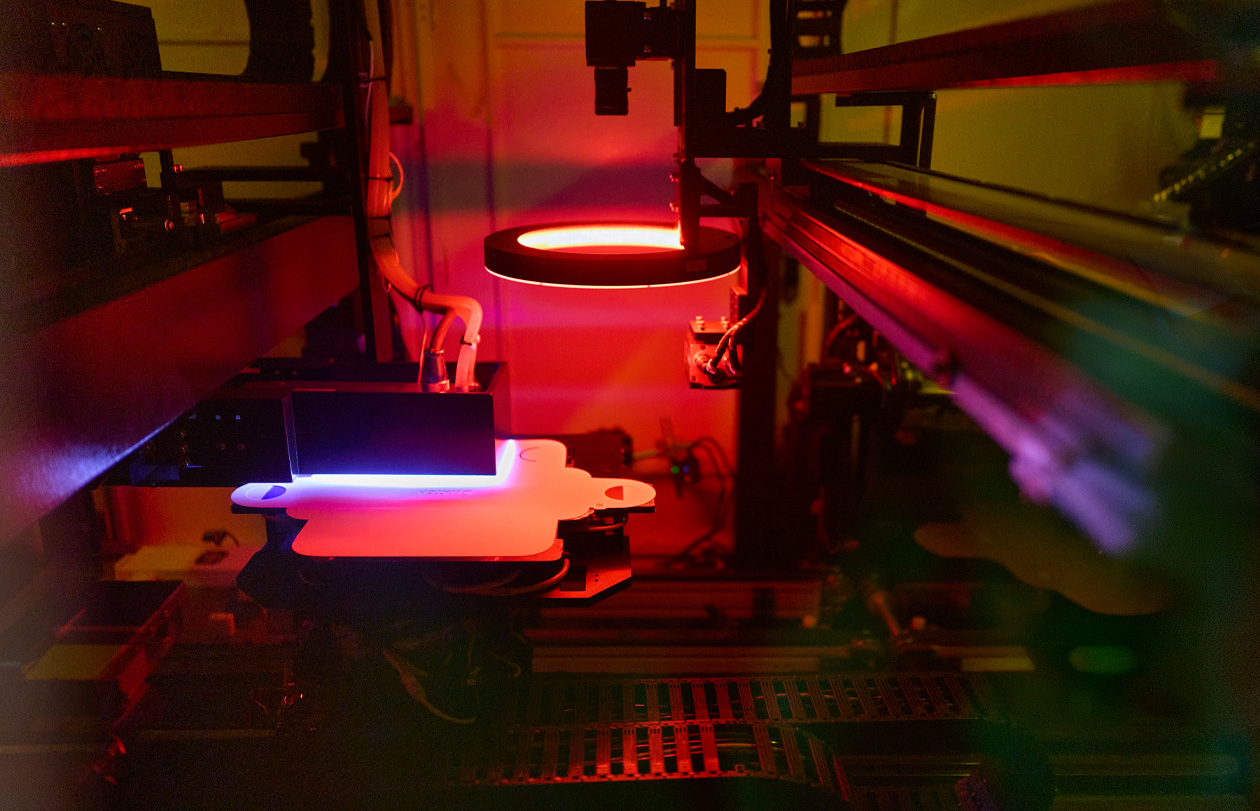 Productieapparatuur verlicht met rood en blauw licht in een fabriek