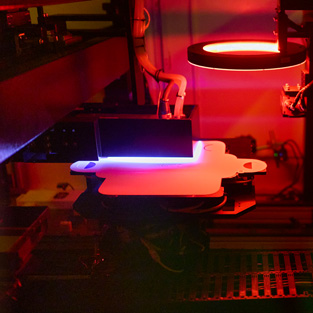 Productieapparatuur verlicht met rood en blauw licht in een fabriek