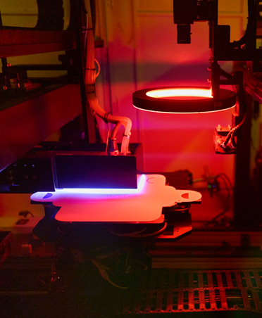 Productieapparatuur verlicht met rood en blauw licht in een fabriek