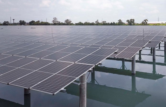Een zonnepaneelinstallatie boven het water onder een bewolkte hemel
